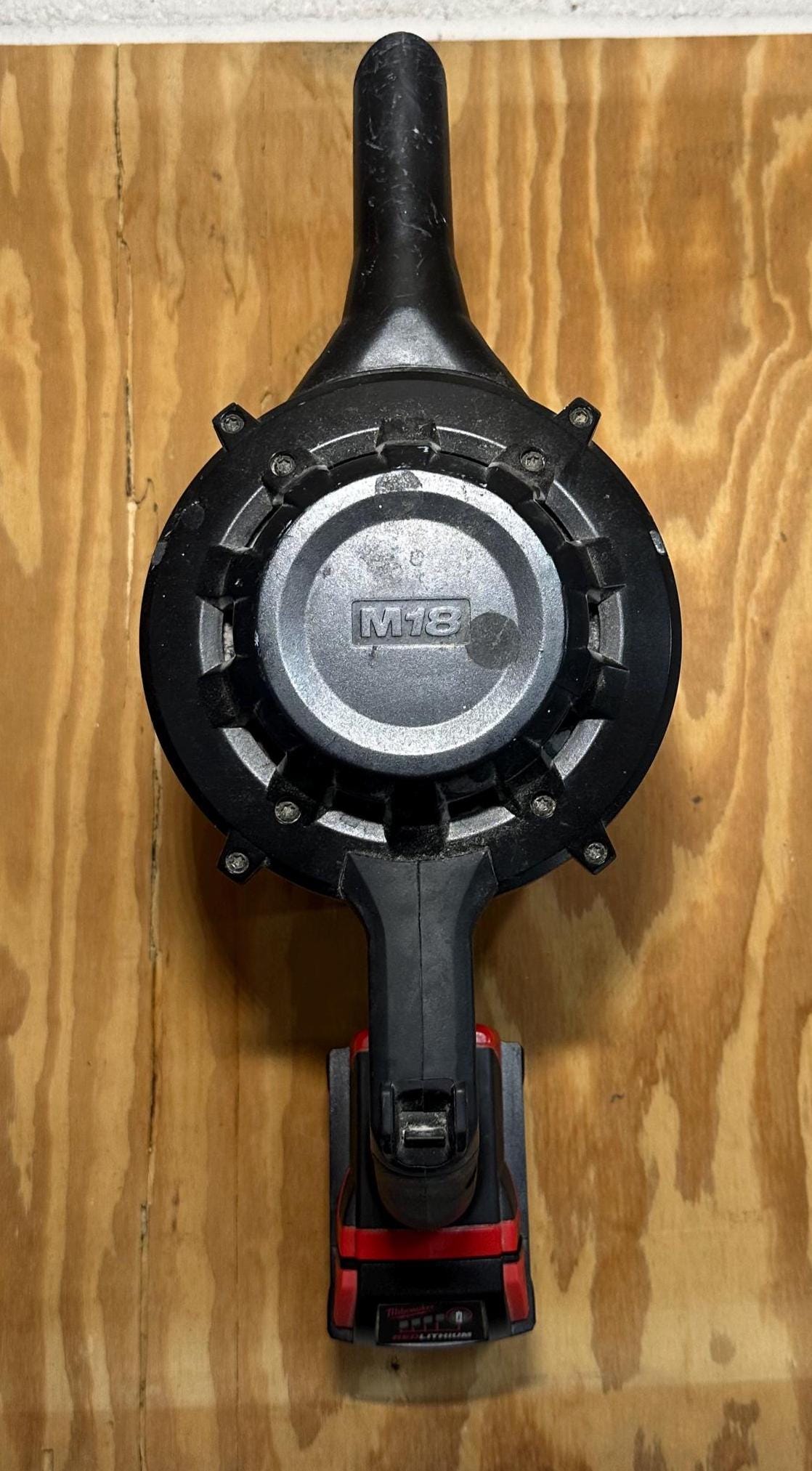 Milwaukee M18 Compact Vaccuum Compatible Wall Mount Hanger (for Model #0882-20)