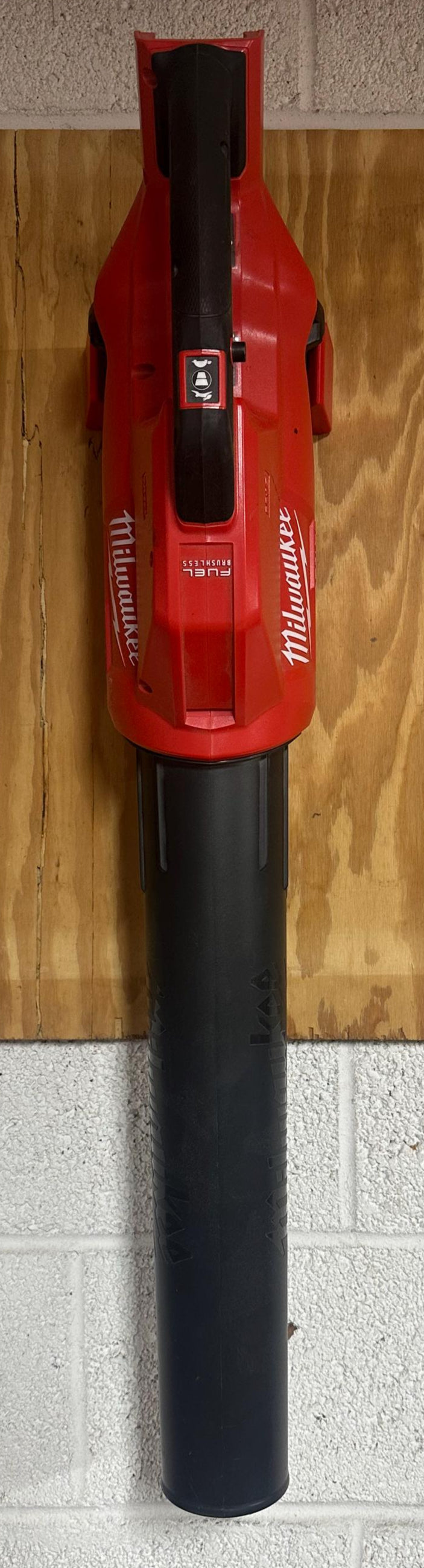 Milwaukee M18 Leaf Blower Compatible Wall Mount (2724-20)